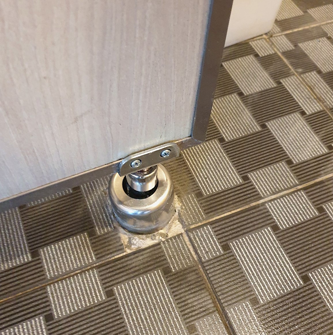 판교 회사 화장실큐비클 힌지 전부 교체 — 오래 써서 부서져 떨어진 문짝, 화장실칸막이 문 정렬까지 시공 후 · 근접