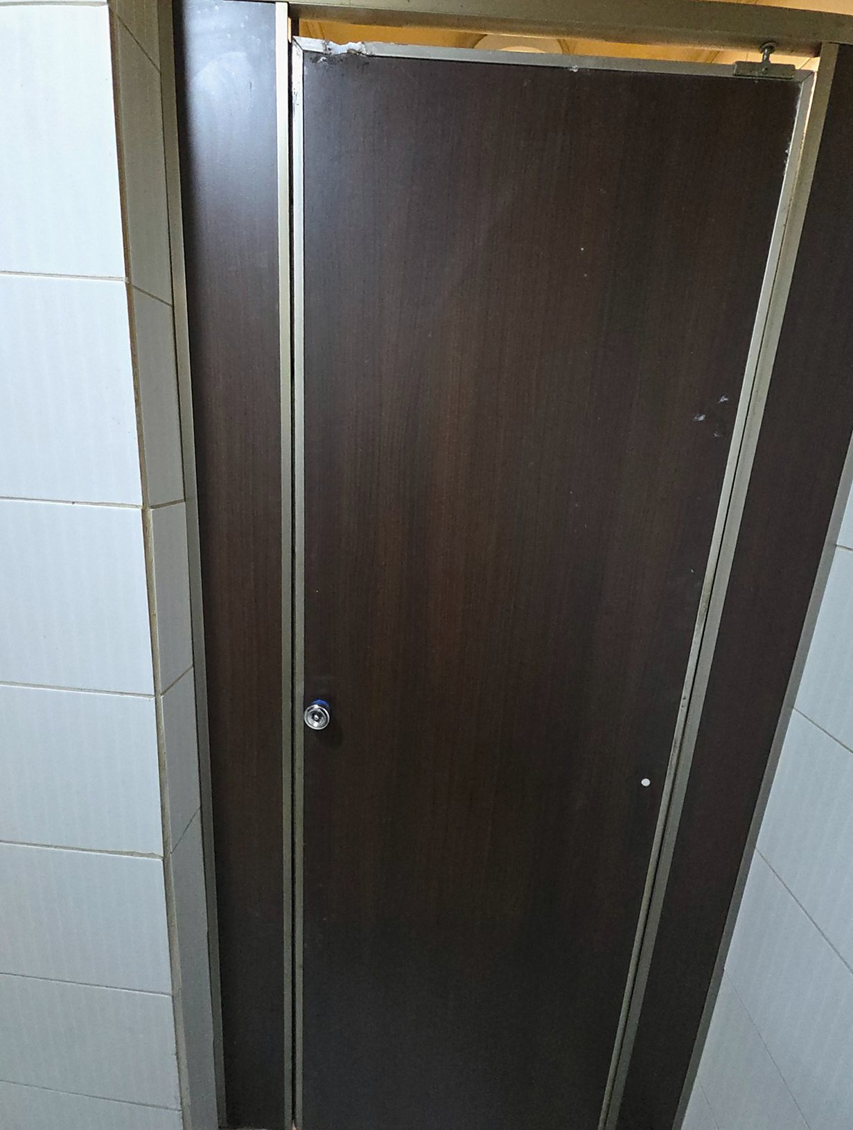 영등포 공용화장실 큐비클 문짝 떨어짐 — 경첩 교체하고 문 정렬까지 시공 후